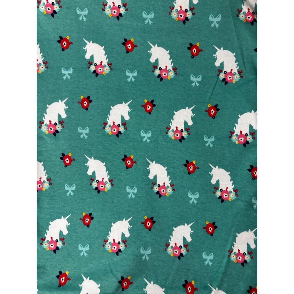 Unicorn fabric with sewing notions and patters - Picture 9 of 10